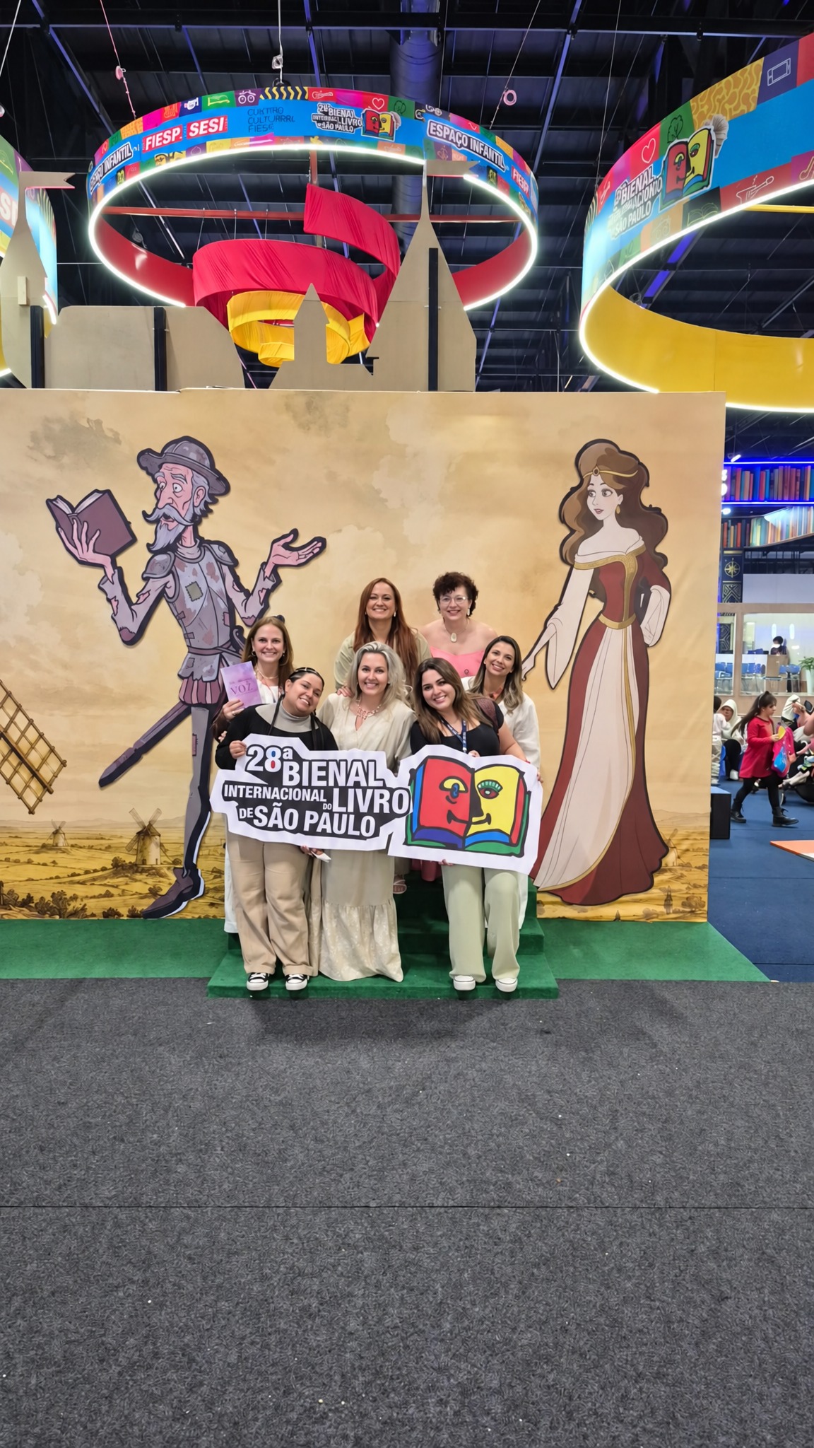 Autora com livro no cenário Dom Quixote — Cynthia Ferreira