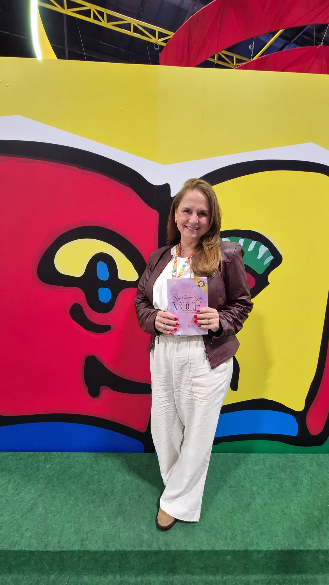 Autoras com o banner "Nós Vemos Flores em Você" na 28ª Bienal do Livro de São Paulo