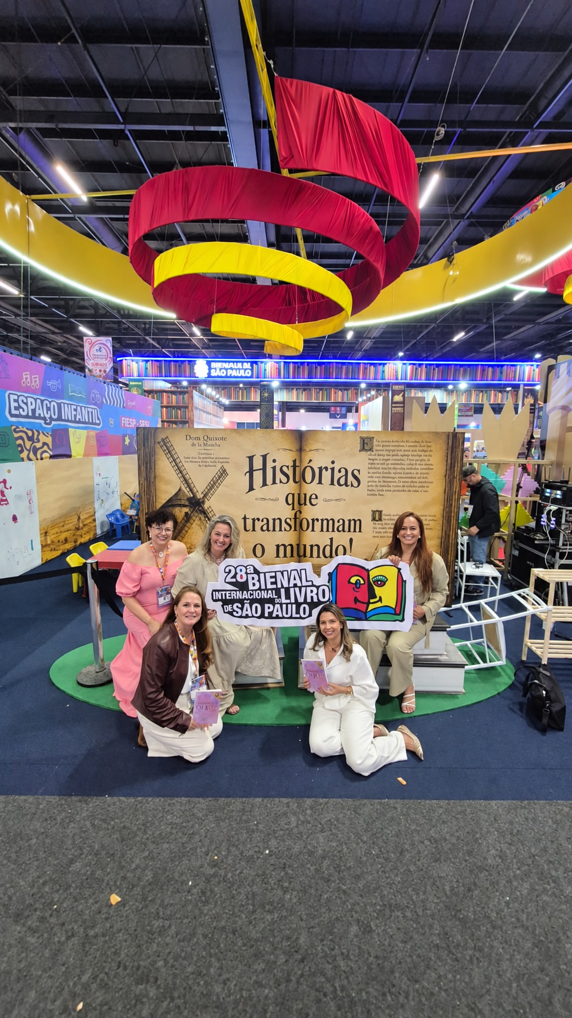 Autoras exibindo crachás da 28ª Bienal Internacional do Livro de São Paulo