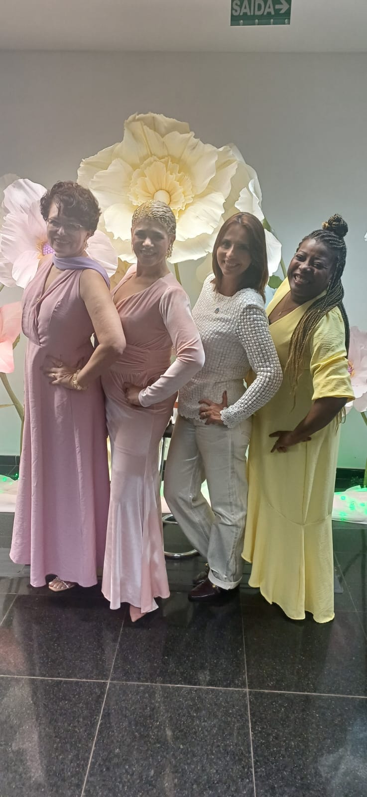 Mulheres sorrindo no evento de lançamento