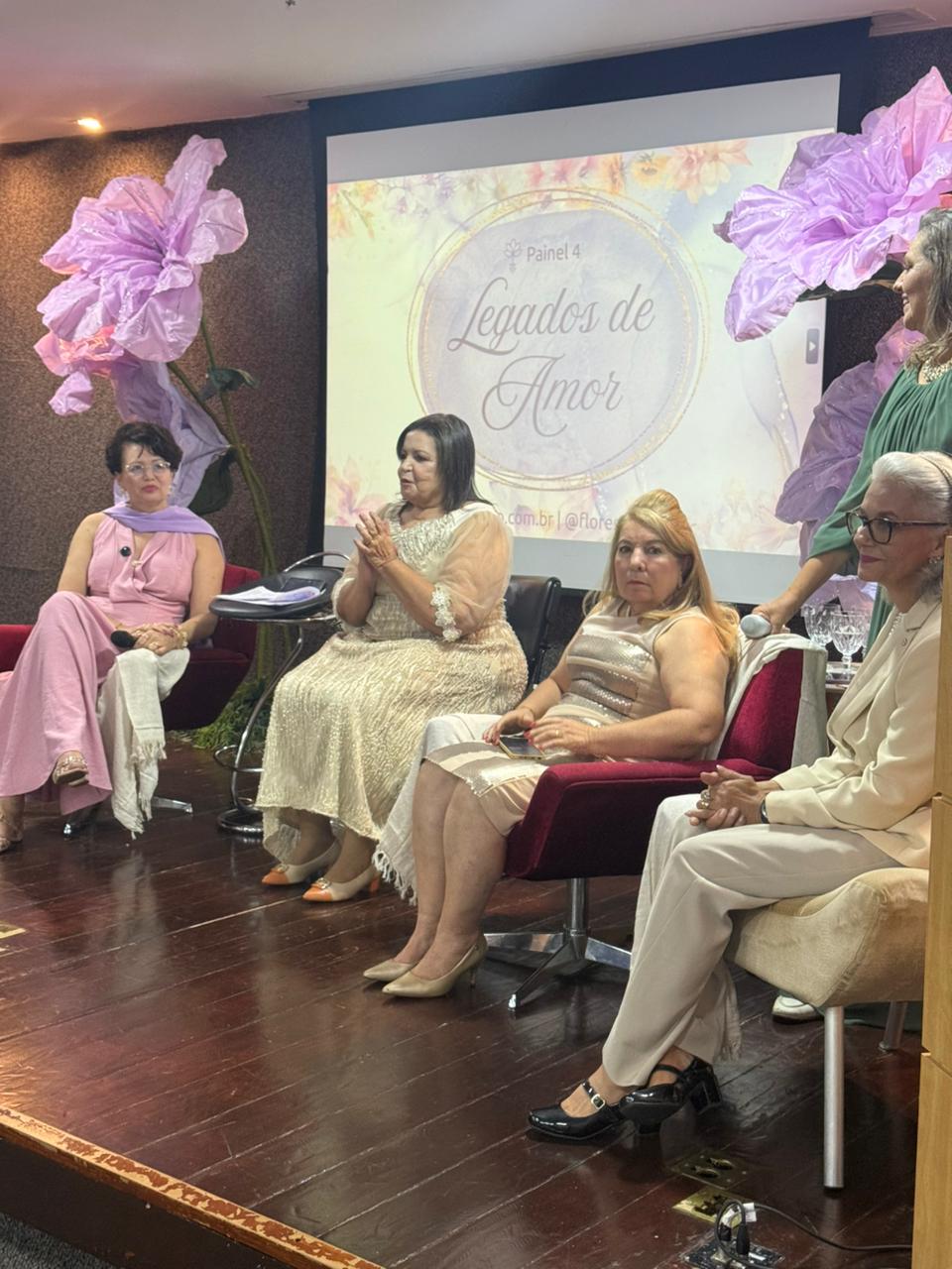 Convidadas confraternizando no evento