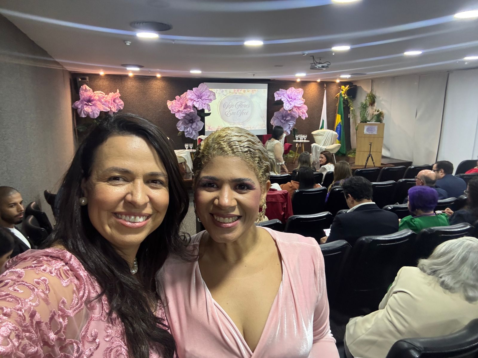 Participantes no auditório celebrando o lançamento