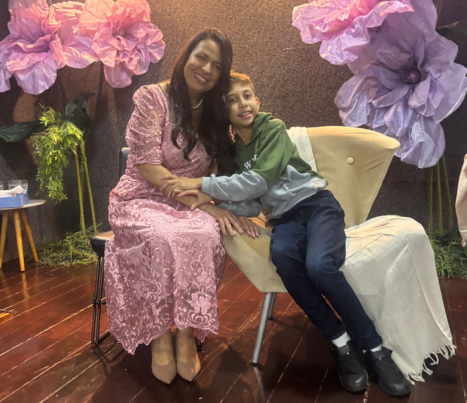 Momento especial entre mãe e filho no evento