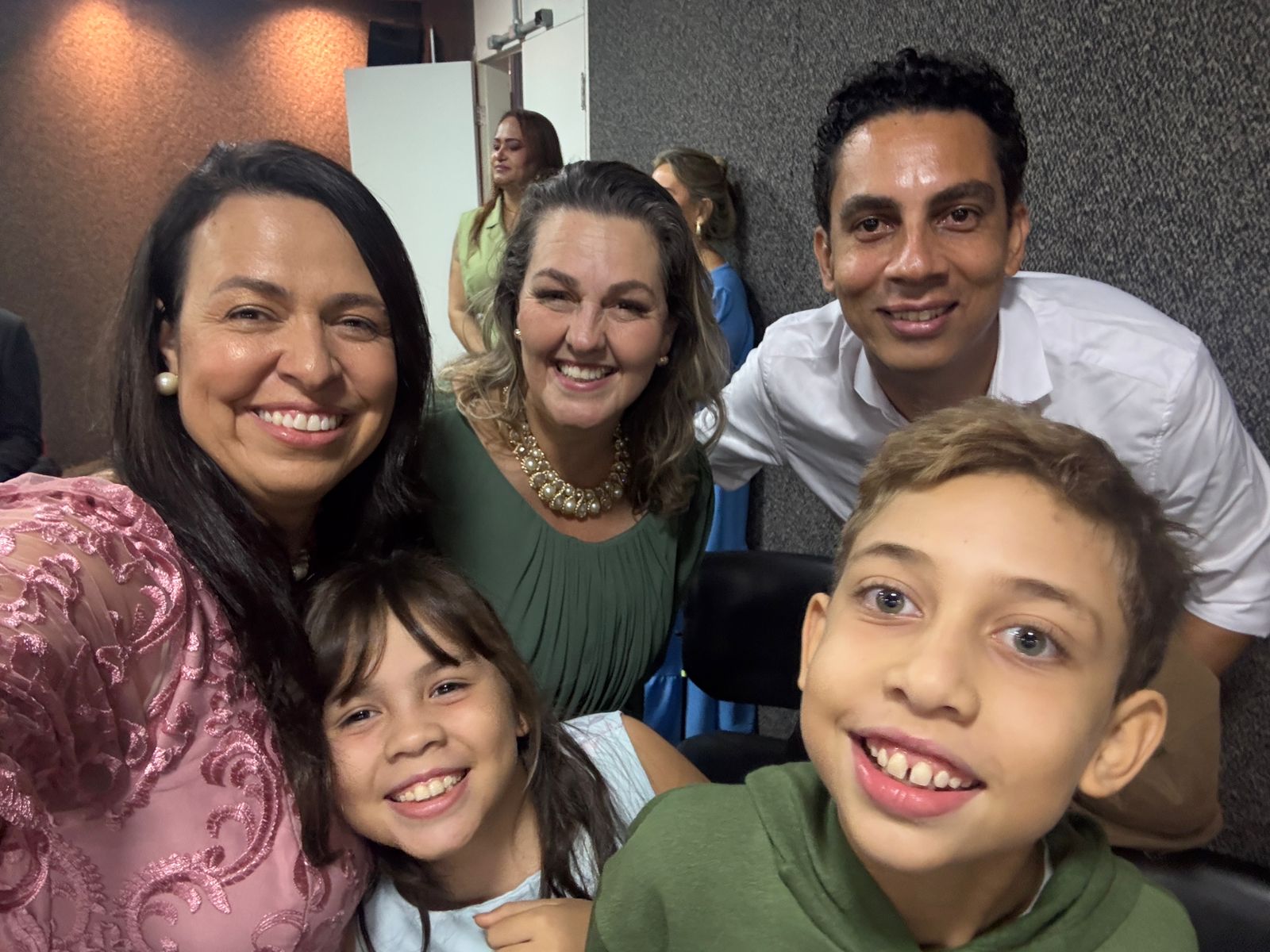 Família reunida celebrando o lançamento