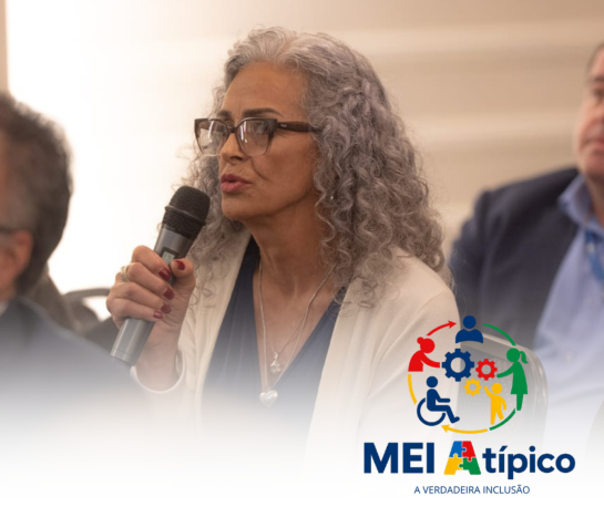 Kátia Coimbra, representante do IFA em MG, faz intervenção ao microfone apresentando a proposta do MEI Atípico no Seminário PLP 108/2021 em Belo Horizonte